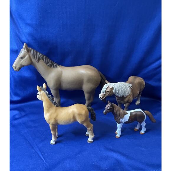 Collection of Four Small Horse Resin Figurines - Picture 3 of 6